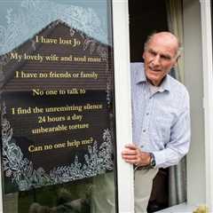 Lonely Widower Puts Up a Poster Asking For Friends—And is Flooded With Messages From New Pals