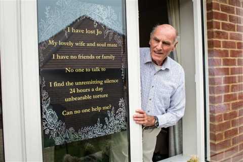 Lonely Widower Puts Up a Poster Asking For Friends—And is Flooded With Messages From New Pals